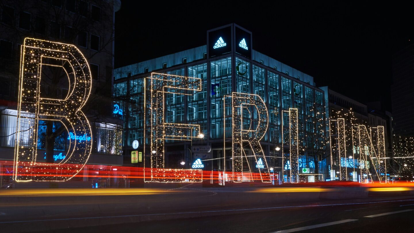Weihnachtlich beleuchteter BERLIN-Schriftzug vor dem Adidas-Geb&auml;ude am Abend